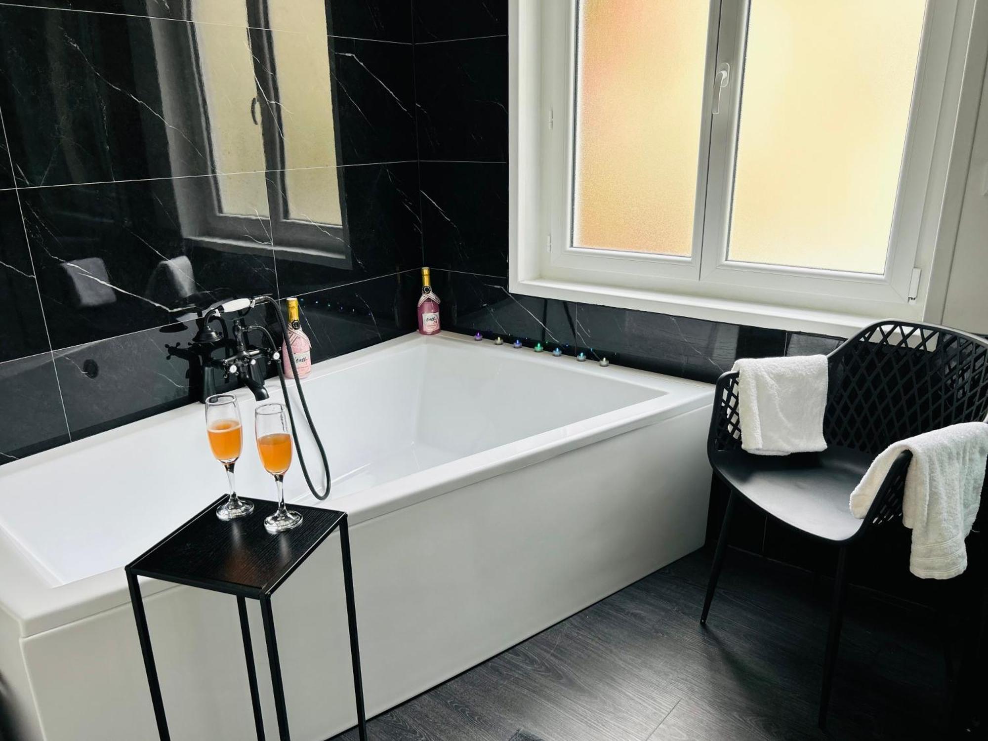 Love Room « L'Etreinte Doree » Illiers-Combray Exterior photo